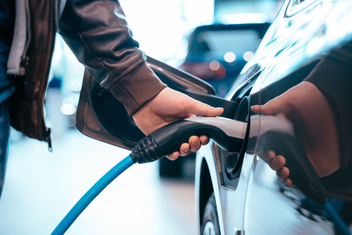 CMU entra no setor de mobilidade elétrica e prevê 100 eletropostos até 2027