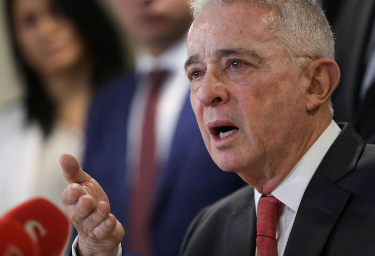 Colômbia investiga Álvaro Uribe por envolvimento com grupo paramilitar