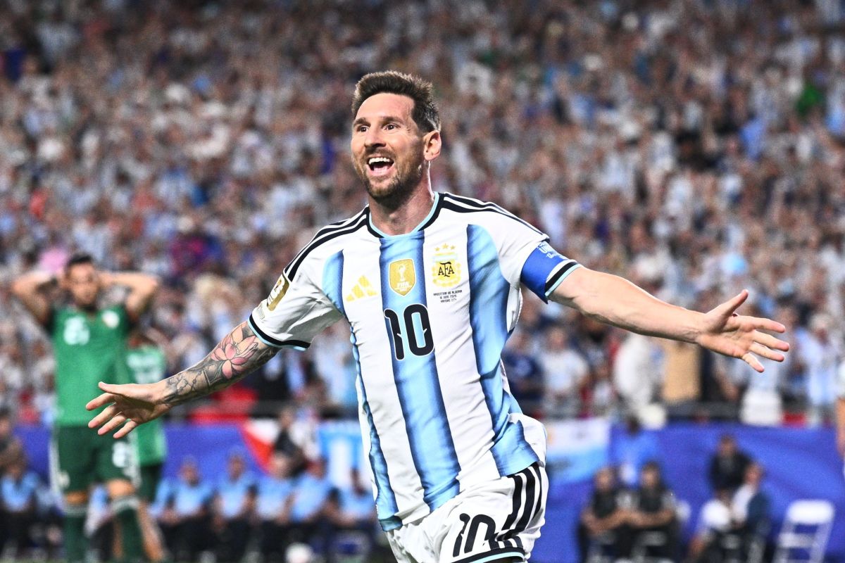 Com atuação histórica de Messi, Argentina vence Argélia na estreia da Copa