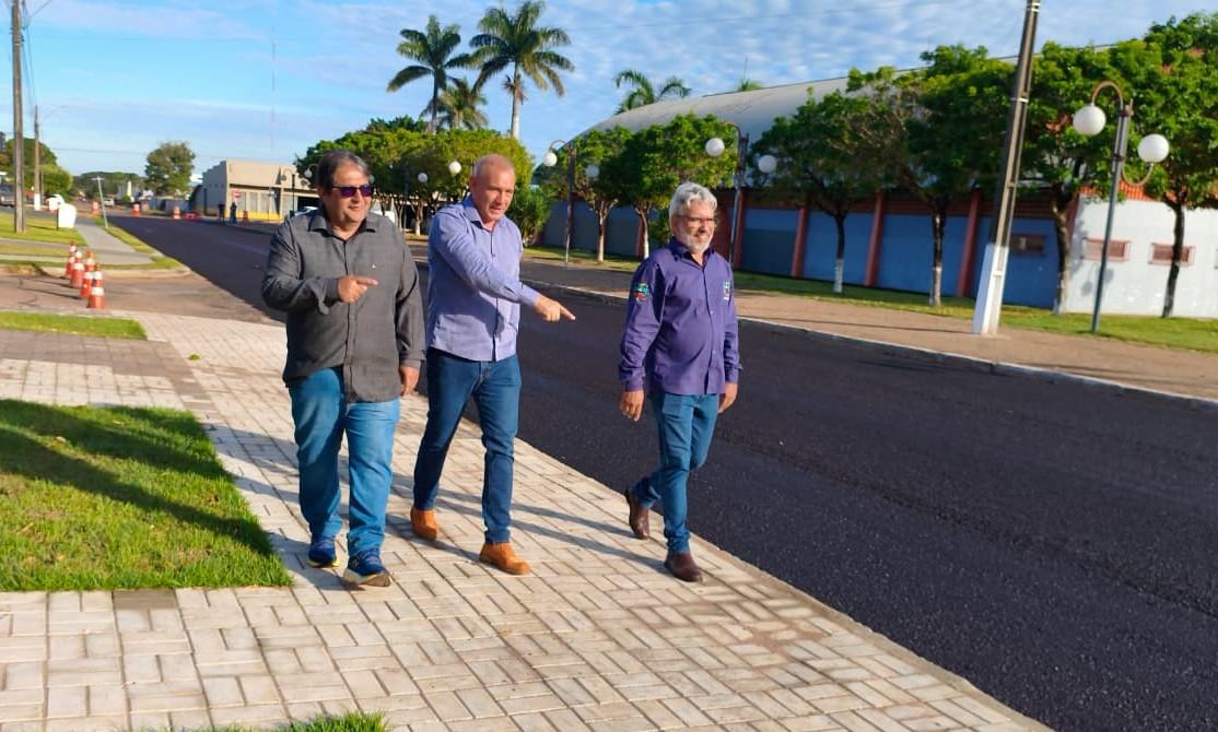Com investimento histórico em infraestrutura, Ezequiel Neiva acompanha obras de microrrevestimento em Cerejeiras