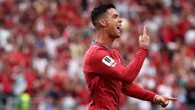 Cristiano Ronaldo ignora pergunta de repórter ao ouvir “Messi” em coletiva