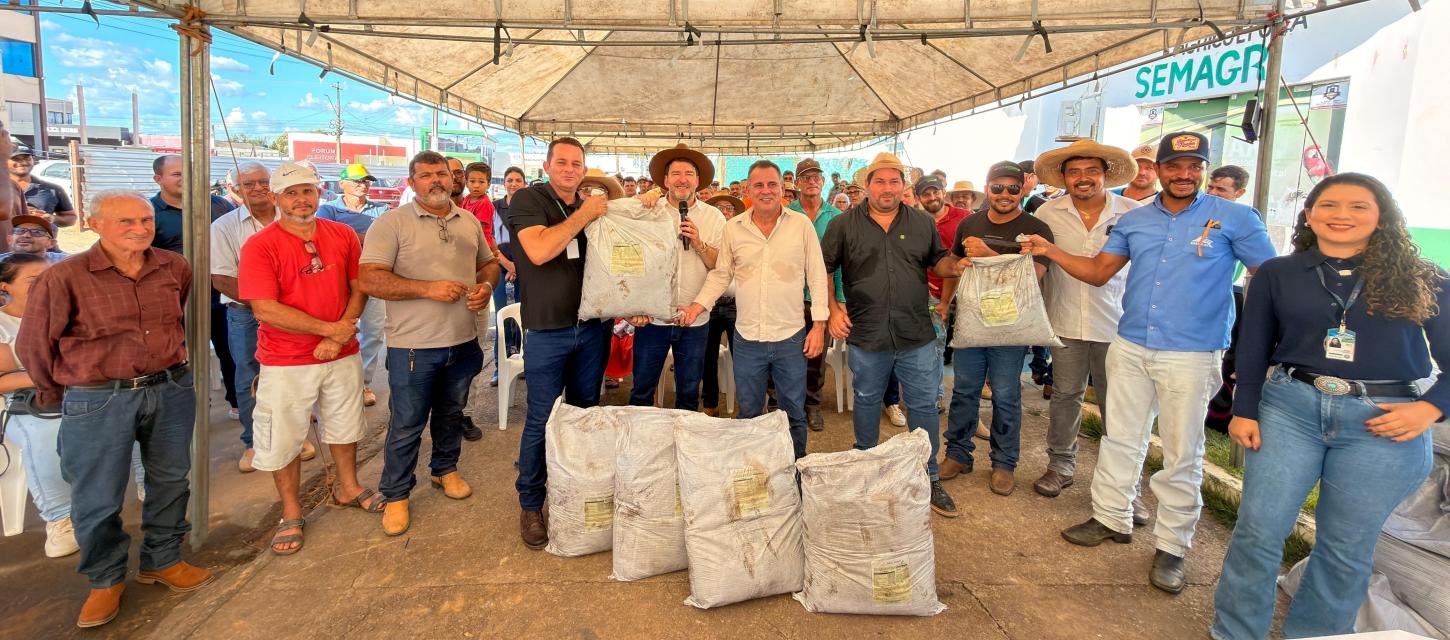 Deputado Alex Redano acompanha entrega de 11 toneladas de condicionadores de solo para produtores rurais de Ariquemes