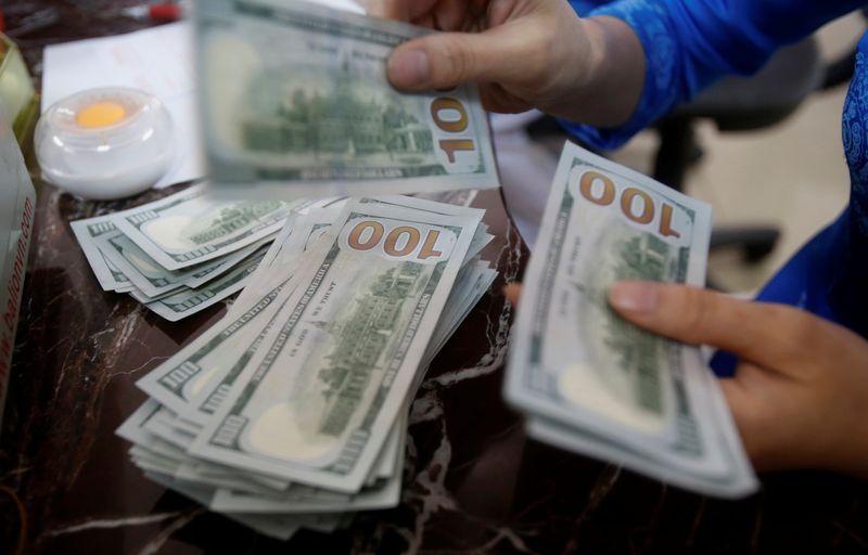 Dólar abre em alta à espera de dados da inflação americana