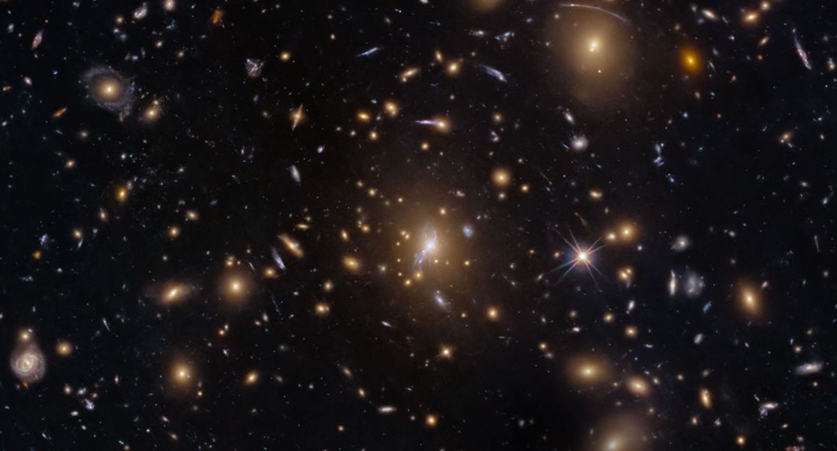 Enxame de galáxias é observado pelo telescópio Hubble; veja