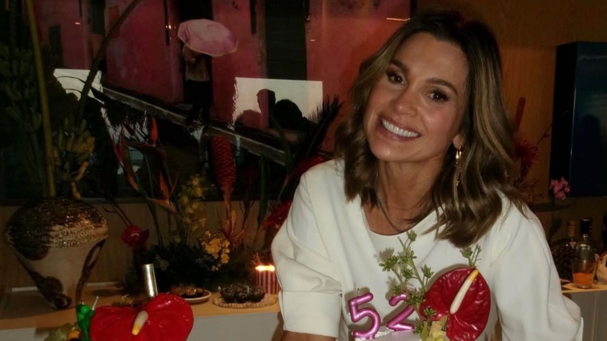 Flávia Alessandra faz 52 anos e celebra com elenco de “Quem Ama Cuida”