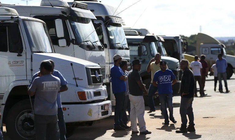 Governo corrige MP de crédito para caminhoneiros e MEIs