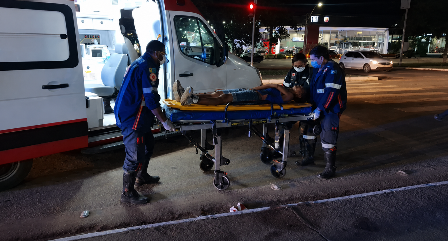 Homem é esfaqueado e pede socorro a policiais