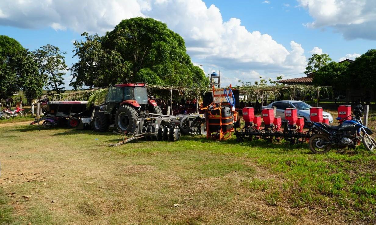 Ieda Chaves entrega R$ 500 mil em equipamentos agrícolas para associação em Machadinho d’Oeste