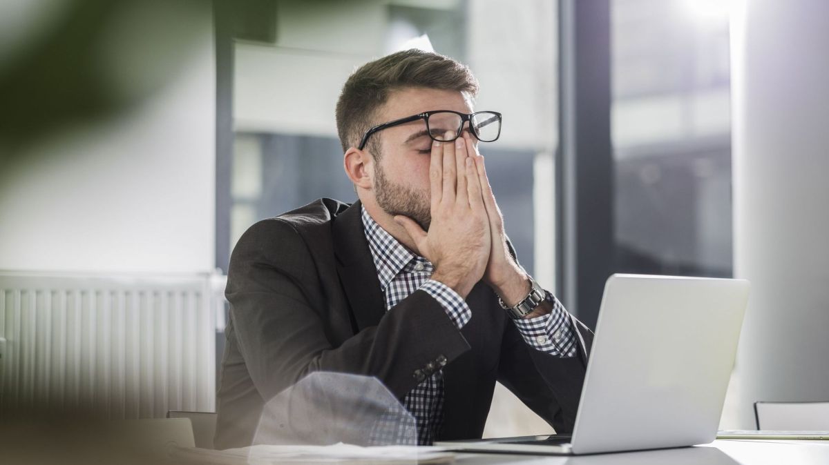 “Insônia e dores”: veja sinais silenciosos de exaustão mental no trabalho