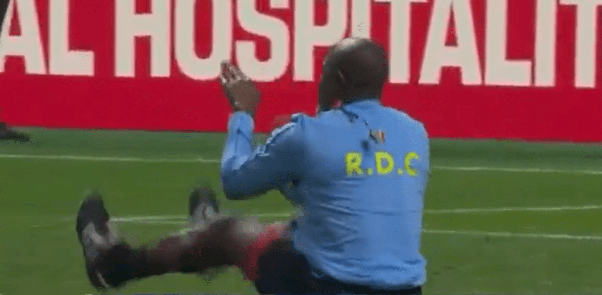 Kidiaba, carrasco do Inter, repete dança após classificação da RD Congo