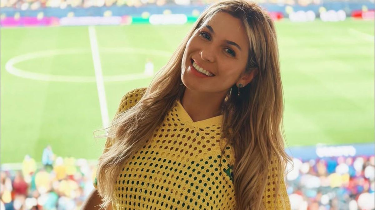 Lívia Andrade celebra 43 anos com goleada do Brasil em estádio: “Presente”