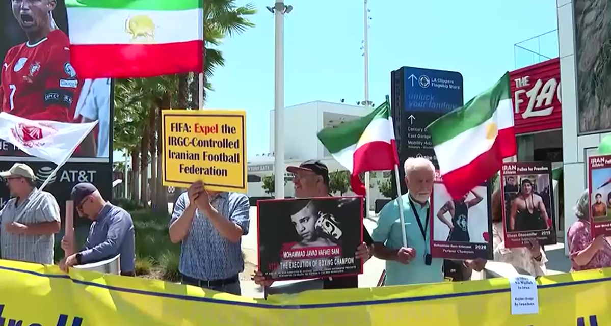 Manifestantes pedem exclusão do Irã da Copa antes de estreia nos EUA