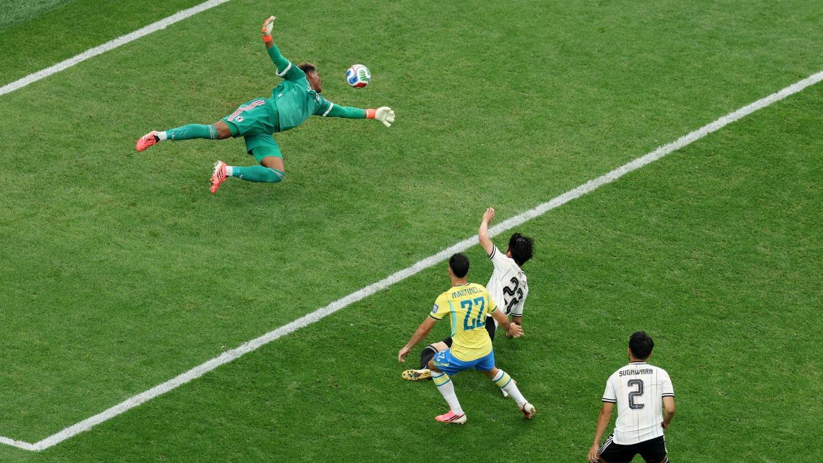 Martinelli deixa campo com olho inchado após choque em Brasil x Japão; veja