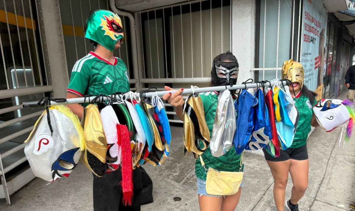 Mercado pirata na porta do Azteca tem camisas do México e máscaras de lucha
