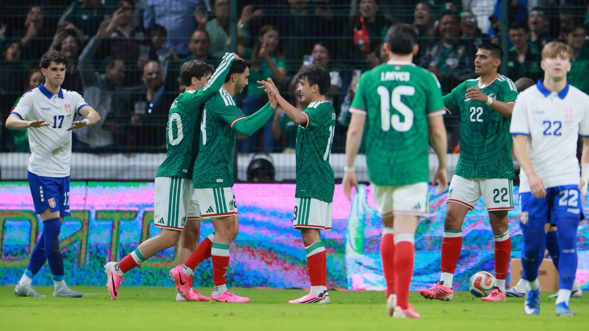 México goleia Sérvia e chega embalado para estreia na Copa do Mundo