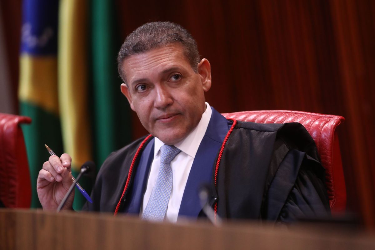 Pedido de vista adia julgamento sobre pesquisa que indicou queda de Flávio
