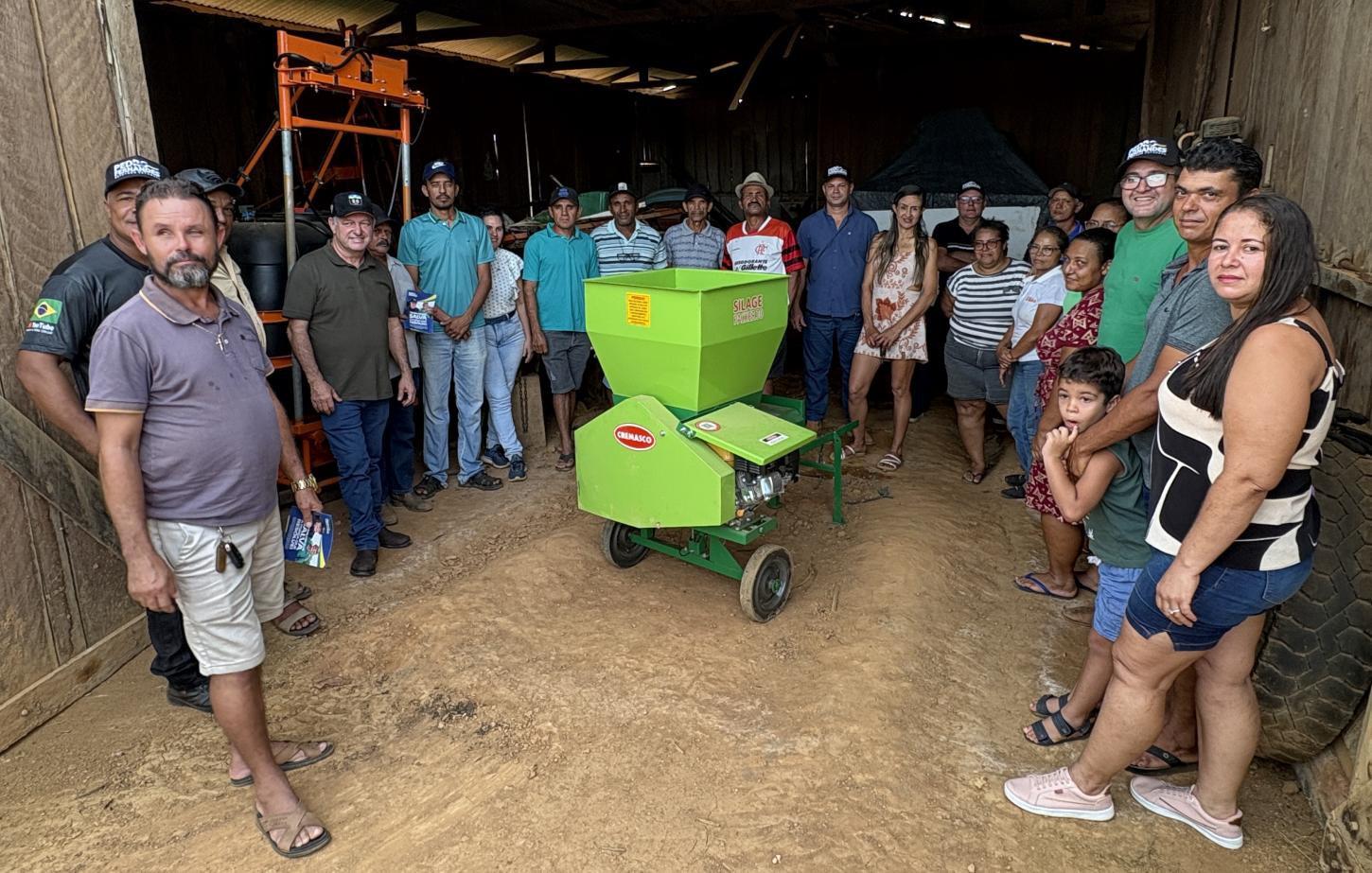 Produtores do consórcio Terra Prometida são beneficiados com implementos agrícolas com recursos do deputado Pedro Fernandes