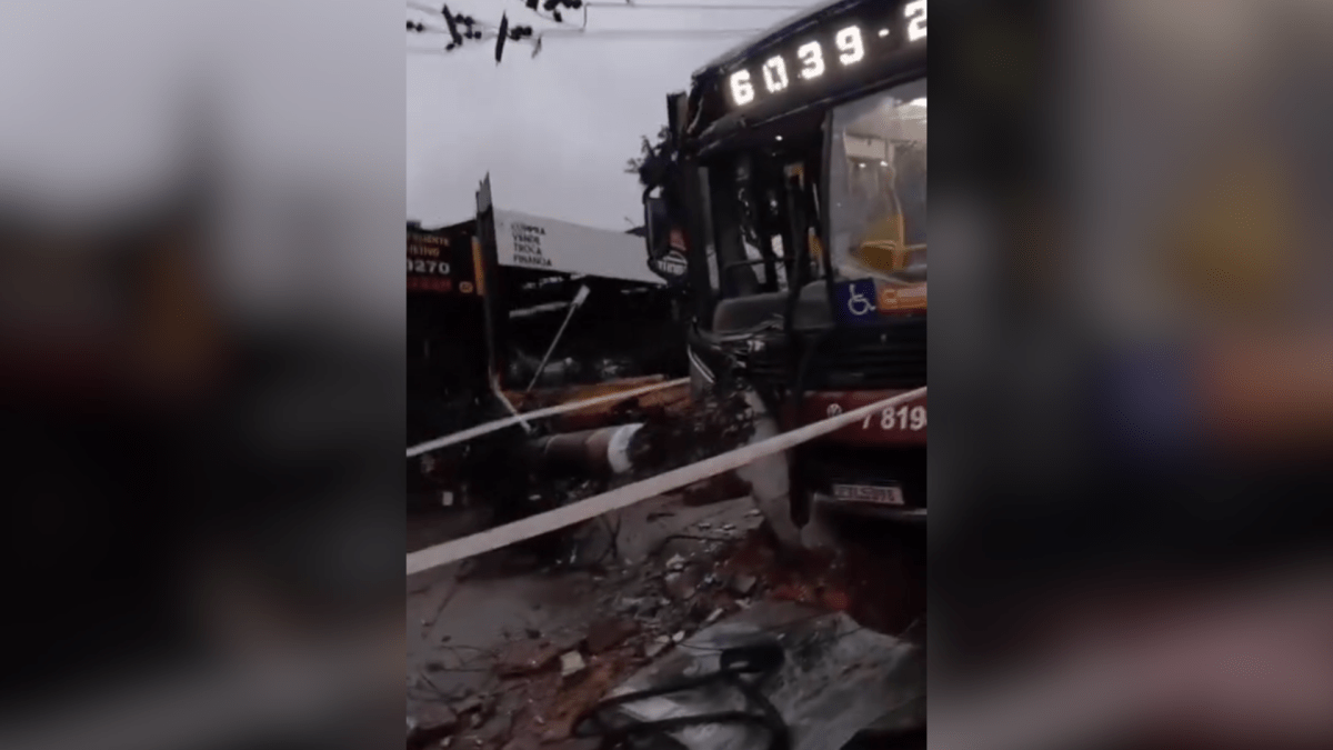 Quatro pessoas ficam feridas após ônibus bater em poste na zona Sul de SP