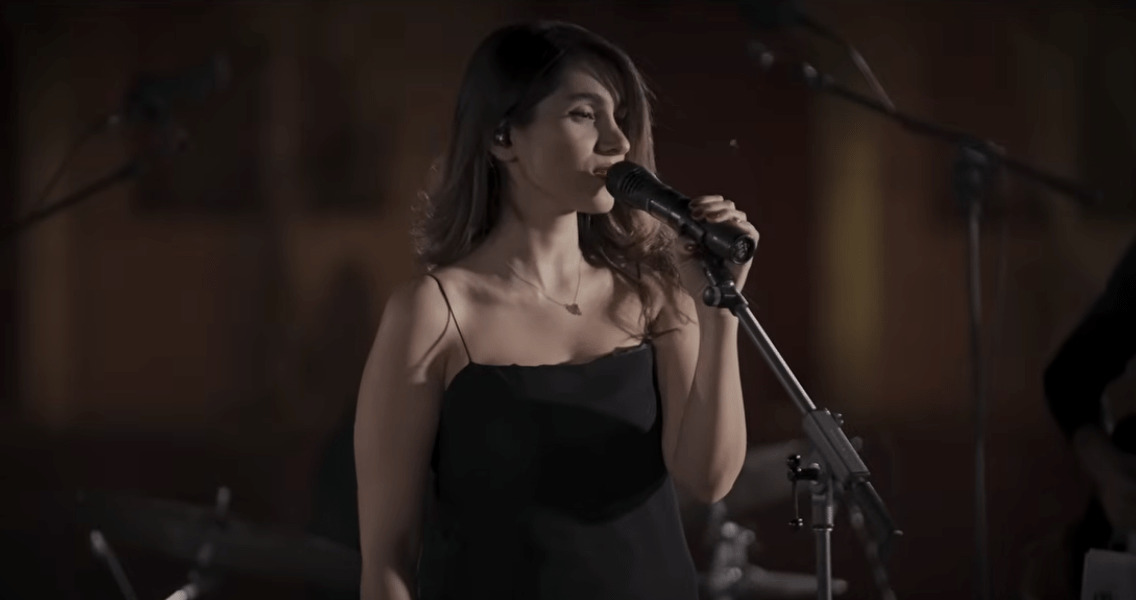 Quem é a cantora iraniana condenada a 74 chibatadas por cantar sem hijab?