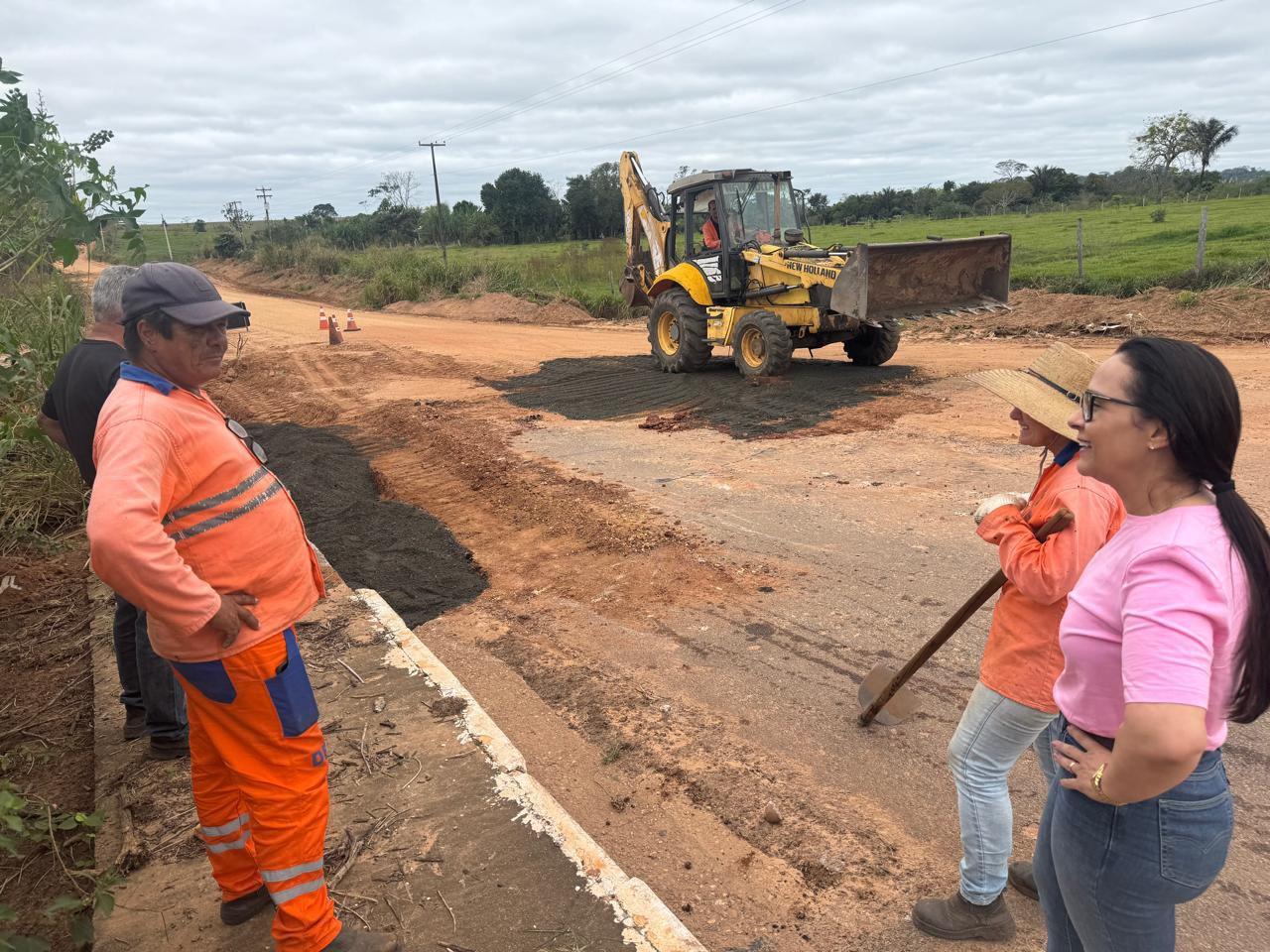 Rosangela Donadon conquista recuperação asfáltica para Novo Plano e acompanha obras.