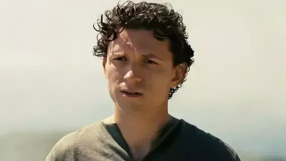Tom Holland relembra vício em álcool: “Ficava sozinho no quarto do hotel”