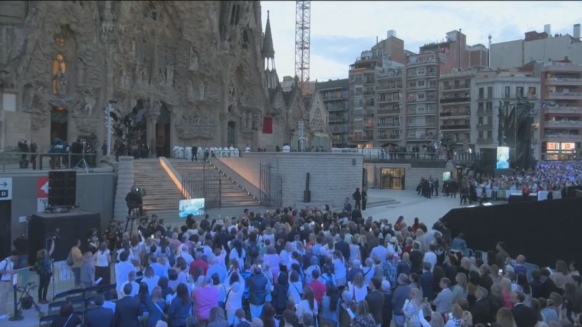 Veja fotos da inauguração da torre da Sagrada Família com benção de papa