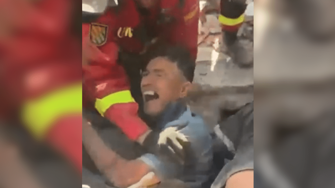 VÍDEO: Homem é resgatado emocionado em meio aos escombros na Venezuela