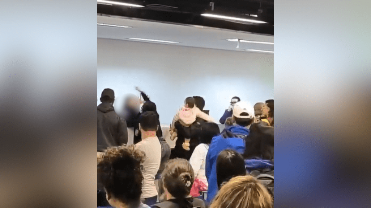 Vídeo: mulher agride funcionários da Latam no Aeroporto de Guarulhos (SP)