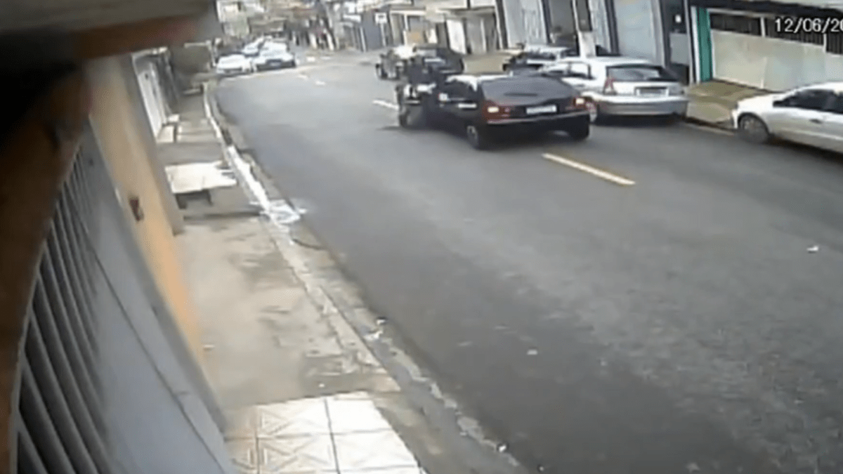 Vídeo: PM bate em carro e “voa” de moto durante perseguição em SP