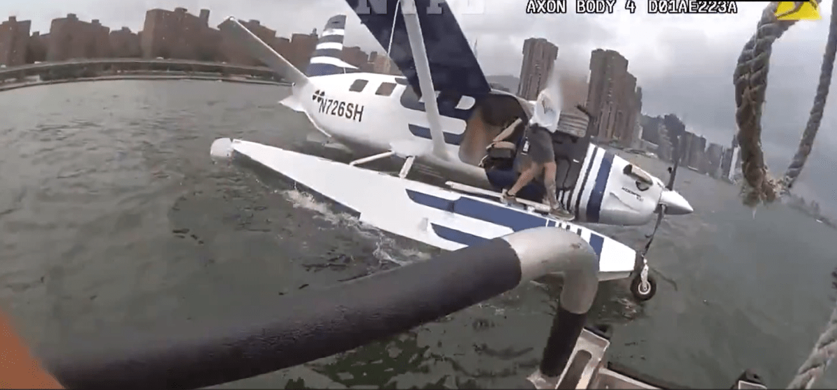 Avião de pequeno porte faz pouso forçado em rio de Nova York; Veja resgate