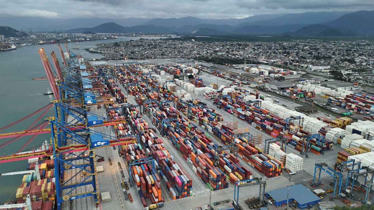 Balança comercial tem superávit de US$ 9,8 bi em junho