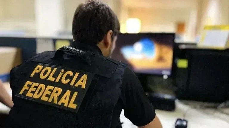 Brasileiro invade quartel francês e é preso ao ser deportado