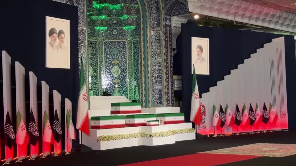 Caixão de Ali Khamenei é exibido antes de cerimônia de despedida em Teerã