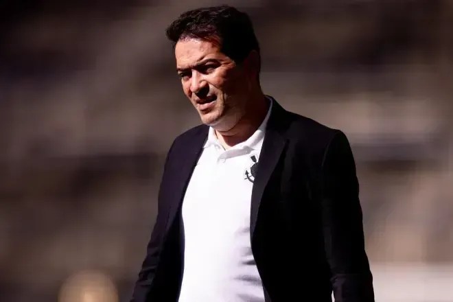 Corinthians promete melhora no gramado após queixas e lesão