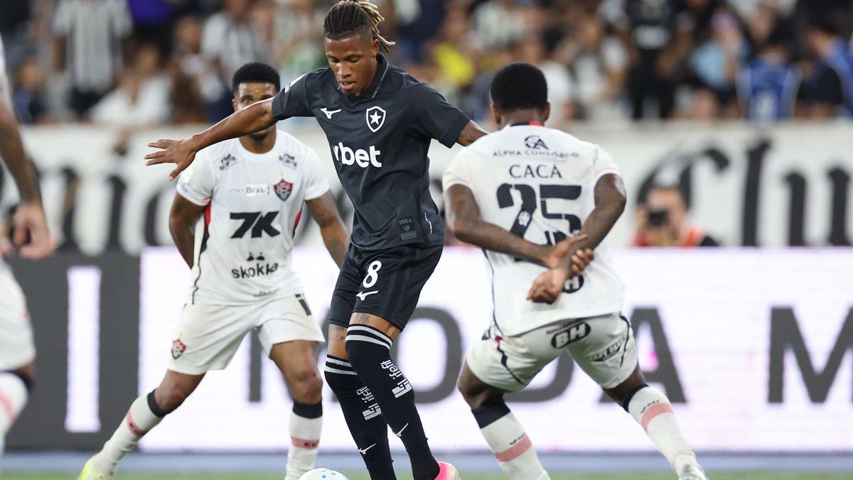 Danilo entra em campo pelo Botafogo e não vai mais para o Palmeiras