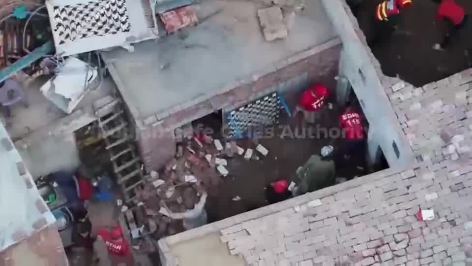 Desabamento de telhado no Paquistão mata 14 crianças