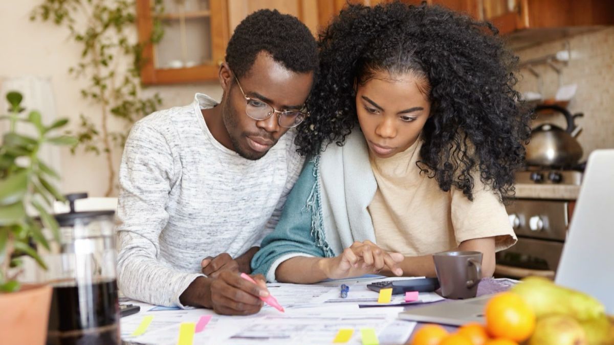 Dicas para organizar as finanças domésticas e evitar o aperto no fim do mês