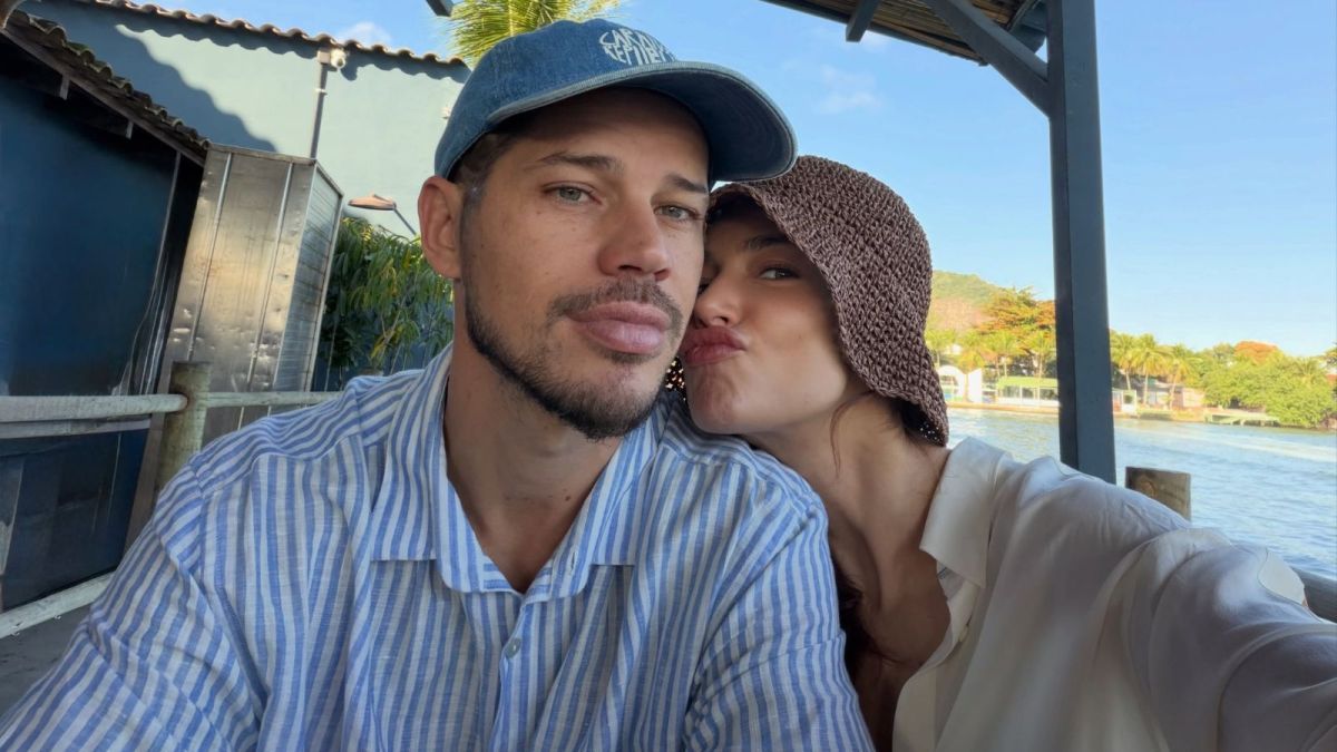 Em clima de romance, atriz de “Quem Ama Cuida” posa com José Loreto