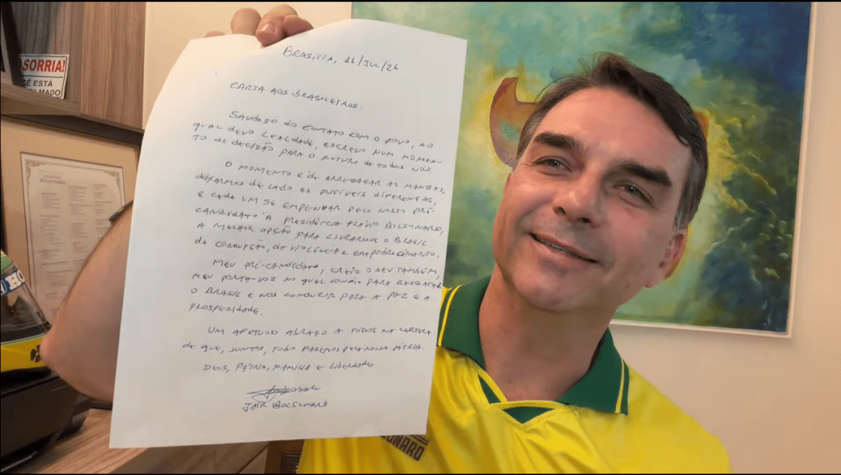 Equipe jurídica de Flávio diz que não houve pedido de voto e descarta ação