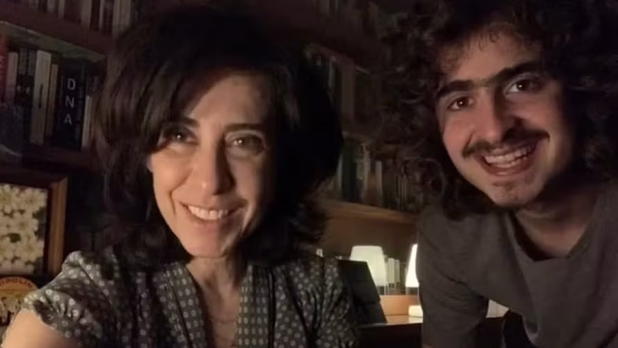 Filho de Fernanda Torres viraliza após tentar explicar doutorado à mãe