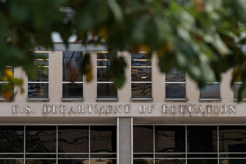 Governo Trump ameaça cortar verbas de escolas por políticas para trans