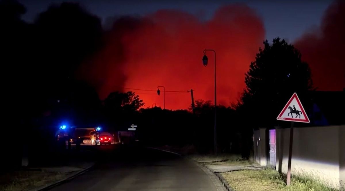 Incêndio florestal intenso consome 16 hectares perto de Paris