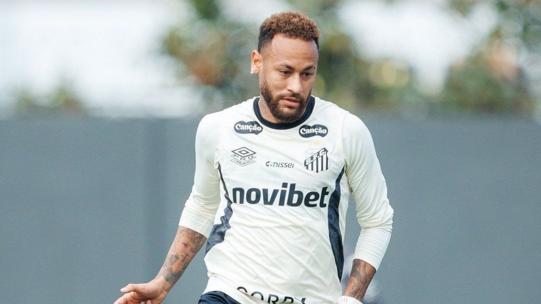 Neymar retorna aos treinos do Santos após folga e se aproxima de retorno