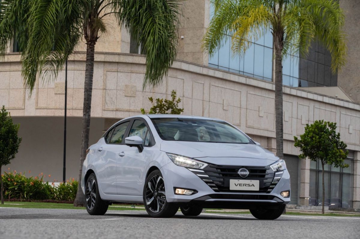 Nissan Versa chega ao Brasil na linha 2027 mais caro e sem mudanças