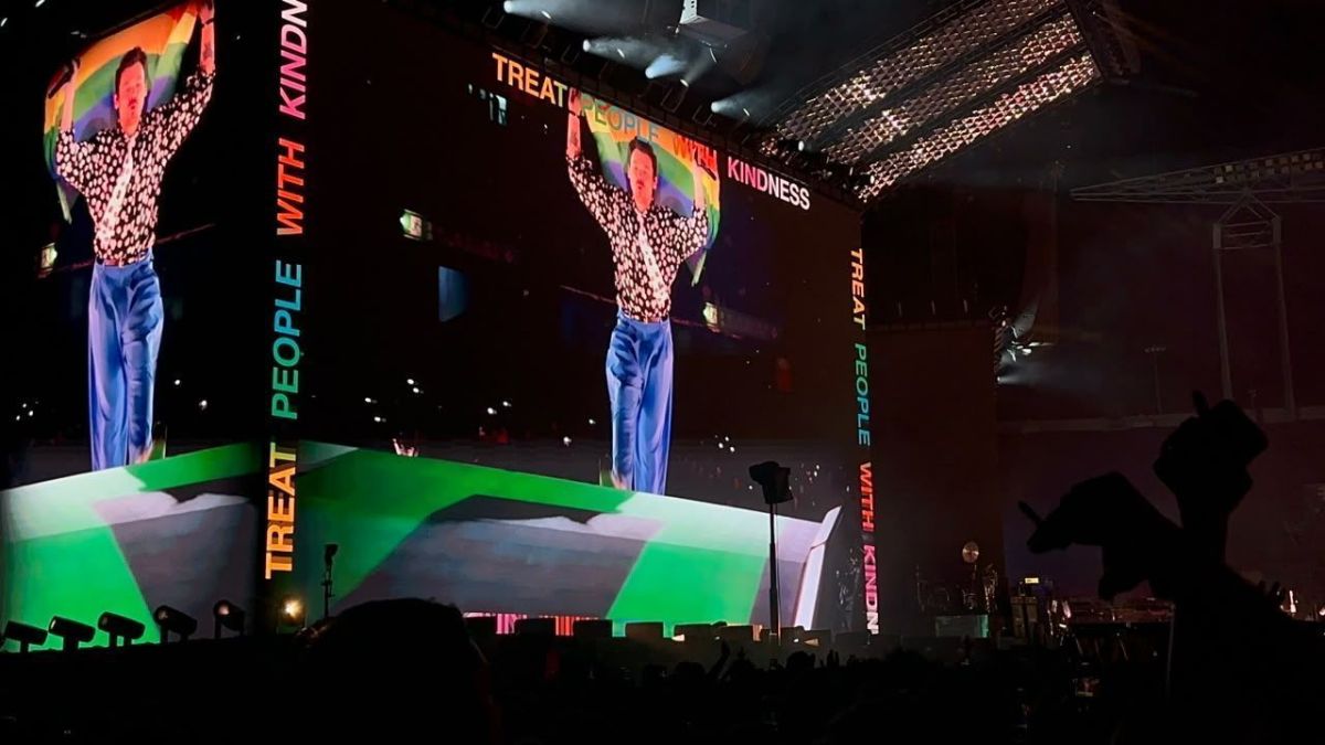 No Brasil, Harry Styles fala português e relembra One Direction; veja