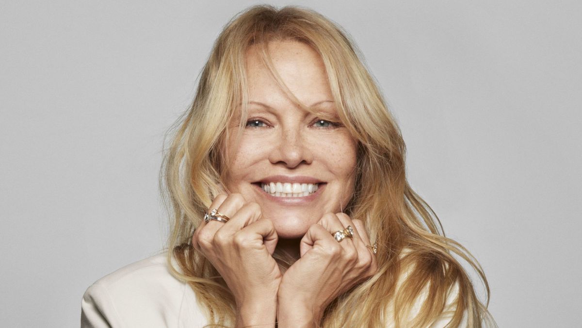 Pamela Anderson elogia diretor brasileiro e descreve filme como “selvagem”