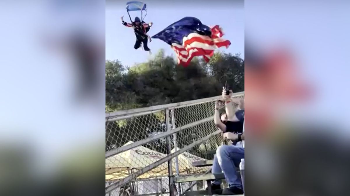 Paraquedista com bandeira dos EUA cai em tenda na Califórnia; veja vídeo