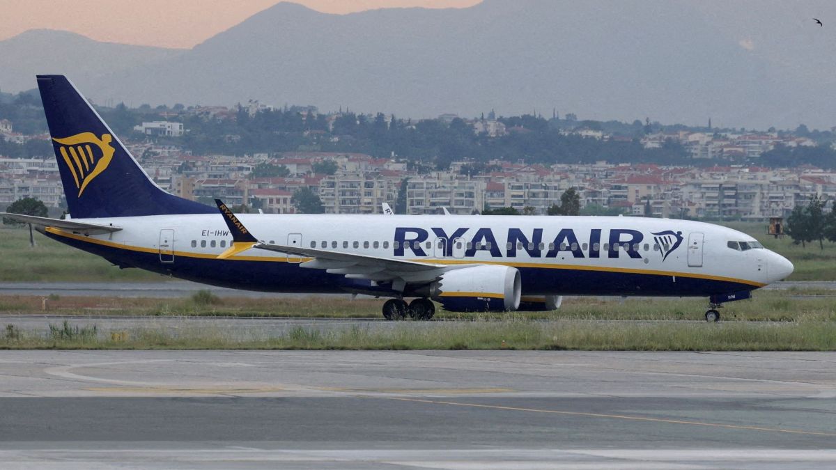 Passageiro é sugado para fora de avião “até os ombros” após janela quebrar