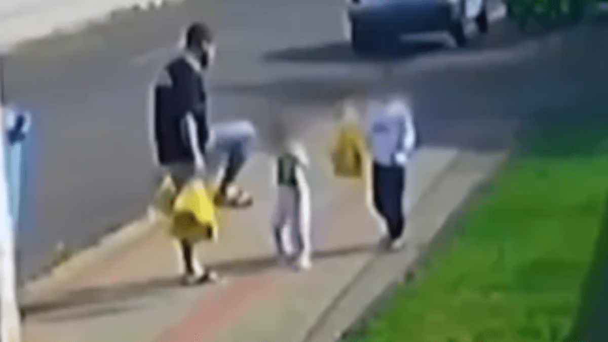 Polícia pede medidas protetivas para criança de 3 anos chutada pelo pai