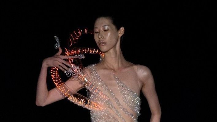 Primeiro vestido de plasma da história é criado por Iris Van Herpen